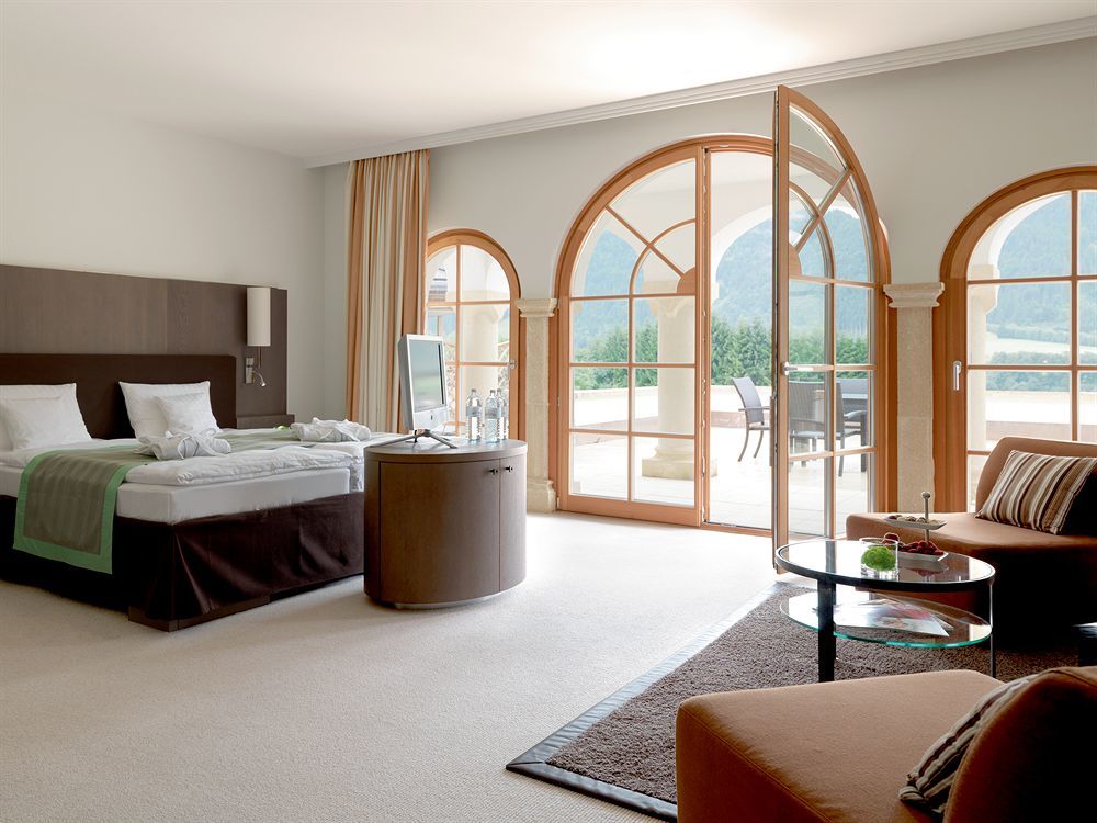 Schlosshotel Kitzbuehel A-Rosa Collection Екстериор снимка A room at the Hotel Axelmannstein