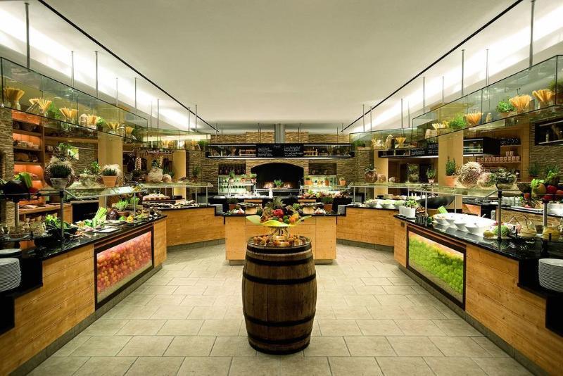 Schlosshotel Kitzbuehel A-Rosa Collection Екстериор снимка The salad bar at Seasons 52