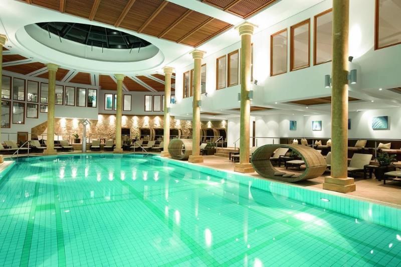 Schlosshotel Kitzbuehel A-Rosa Collection Екстериор снимка The swimming pool at the hotel