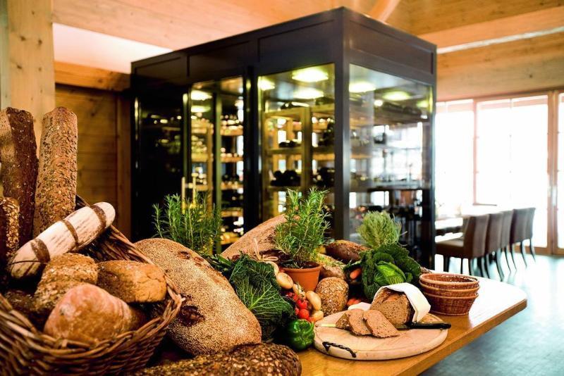 Schlosshotel Kitzbuehel A-Rosa Collection Екстериор снимка Bread and wine at a restaurant