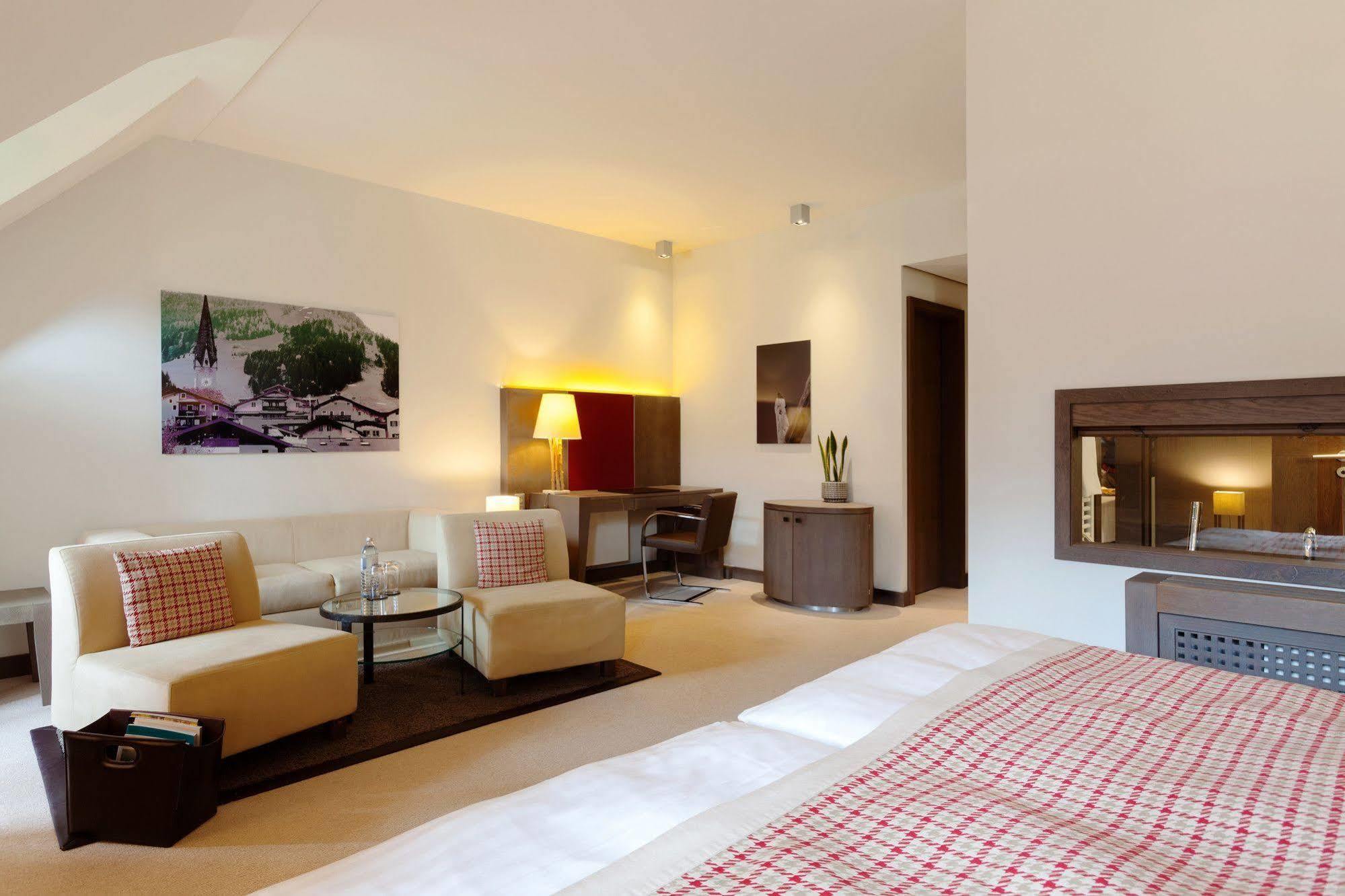 Schlosshotel Kitzbuehel A-Rosa Collection Екстериор снимка A room at the Hotel de la Tour