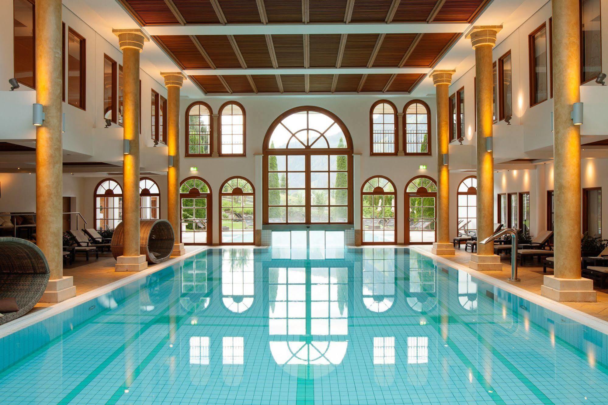 Schlosshotel Kitzbuehel A-Rosa Collection Екстериор снимка The swimming pool at the Hotel