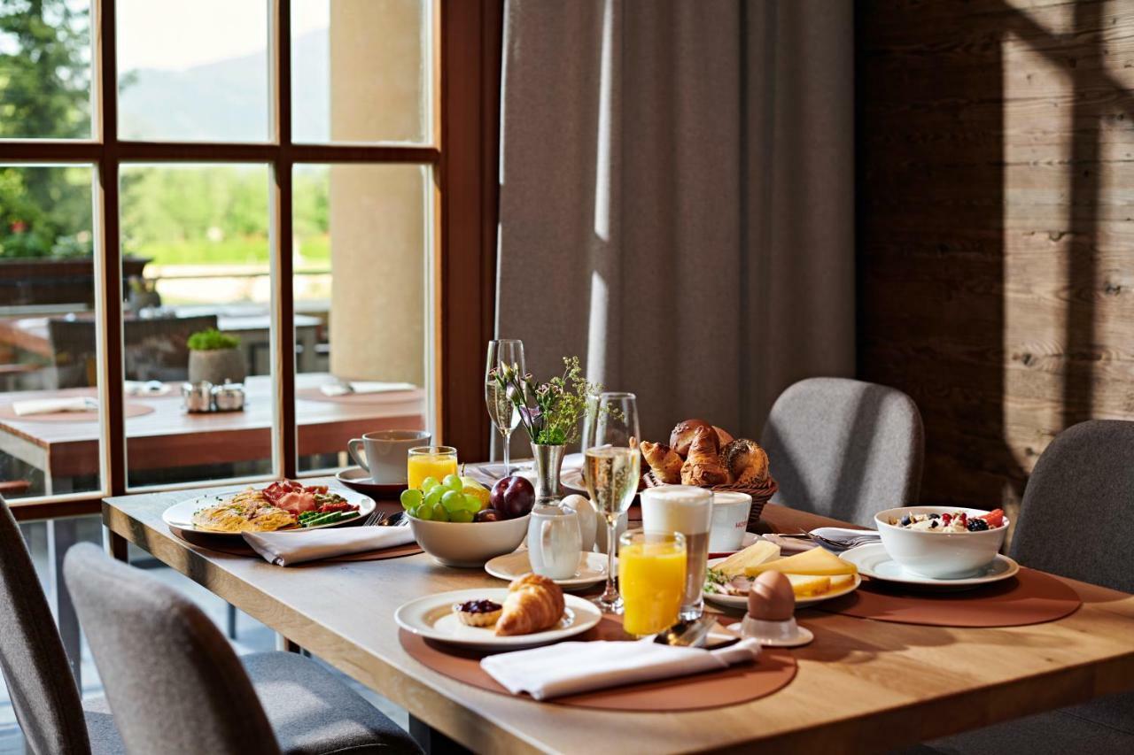 Schlosshotel Kitzbuehel A-Rosa Collection Екстериор снимка Breakfast table